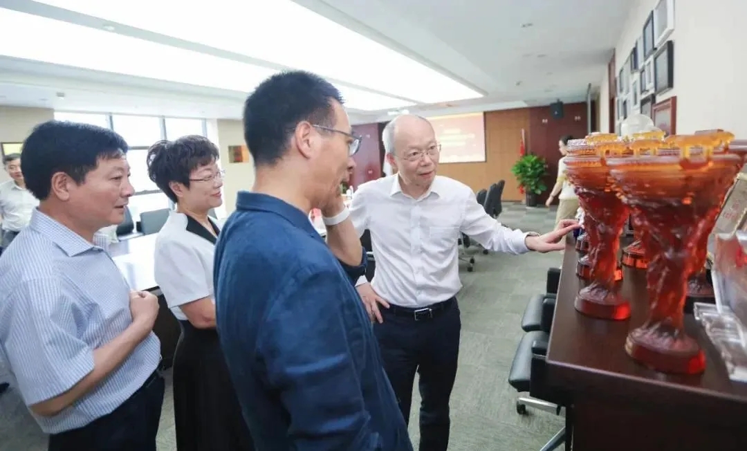 孝感市人大常委会党组副书记、、副主任胡军一行莅临星空娱乐走访联系人大代表